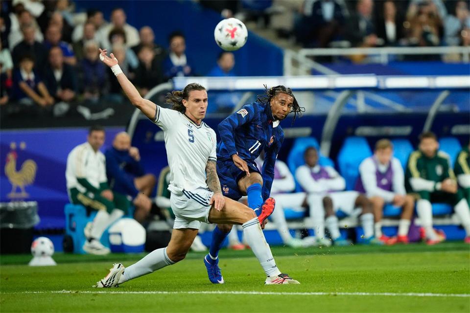 Bayerns Michael Olise (r.) erzielte die sehenswerte Führung für Frankreich.Teresa Suarez/AP/dpa