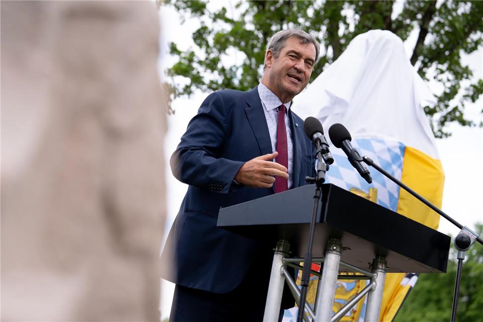 Bayerns Ministerpräsident Markus Söder (CSU) nimmt an der Enthüllung eines Denkmals anlässlich des 140. Todestages des bayerischen „Märchenkönigs“ Ludwig II. teil. Sven Hoppe/dpa