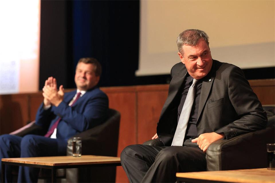Bayerns Ministerpräsident Markus Söder (CSU, r) und Sachsen-Anhalts Ministerpräsident Sven Schulze (CDU) diskutierten über Wirtschaftspolitik.Matthias Bein/dpa