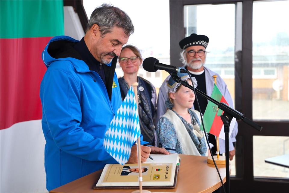 Bayerns Ministerpräsident Markus Söder (CSU) trägt sich ins Goldene Buch der Gemeinde Helgoland ein.Frank Molter/dpa
