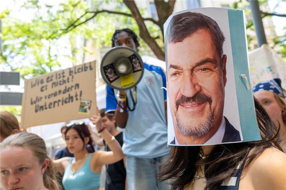 Bayerns Ministerpräsident Markus Söder (CSU) wurde wegen des Festhaltens an unangekündigten Tests zum Ziel des Protests.Peter Kneffel/dpa