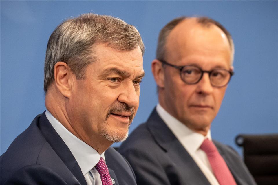 Bayerns Ministerpräsident Markus Söder (l. CSU) bei einer Pressekonferenz mit Bundeskanzler Friedrich Merz (CDU) nach dem Koalitionsausschuss im April. (Archivbild)Michael Kappeler/dpa