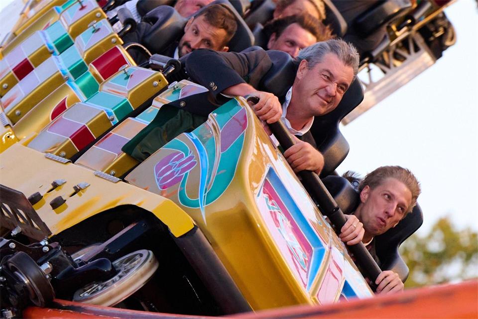 Bayerns Ministerpräsident Markus Söder (l) und Münchens Oberbürgermeister Dominik Krause wollen Olympia nach Bayern holen. (Archivbild)Sven Hoppe/dpa