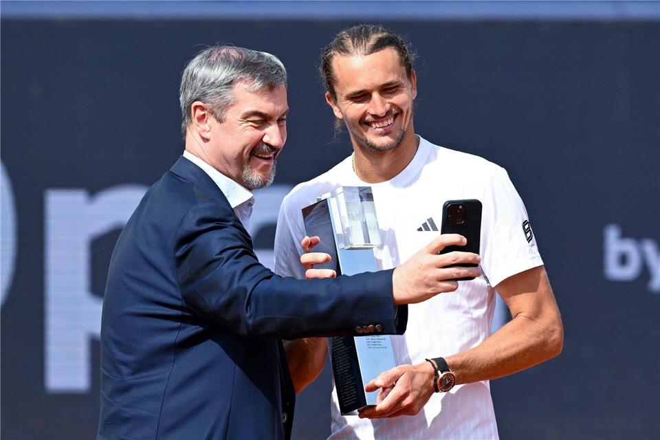 Bayerns Ministerpräsident Markus Söder machte ein Selfie mit Turniersieger Alexander Zverev.Sven Hoppe/dpa