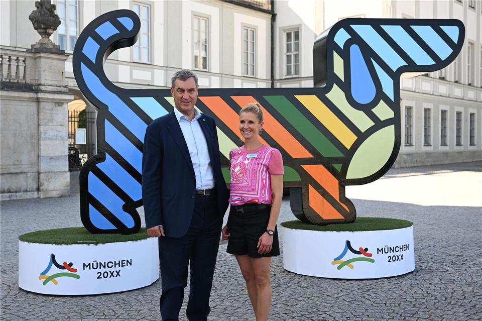 Bayerns Ministerpräsident Markus Söder und Dressur-Olympiasiegerin Jessica von Bredlow-Werndl werben für München.Sven Hoppe/dpa