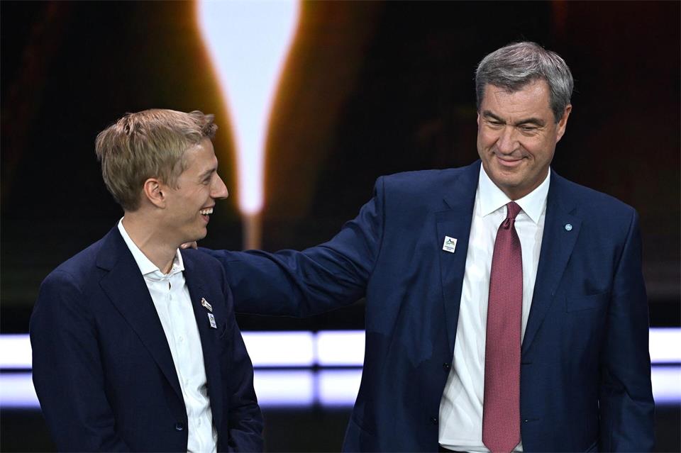 Bayerns Ministerpräsident Markus Söder und Münchens Oberbürgermeister Dominik Krause freuen sich über den Zuschlag für München.Marijan Murat/dpa