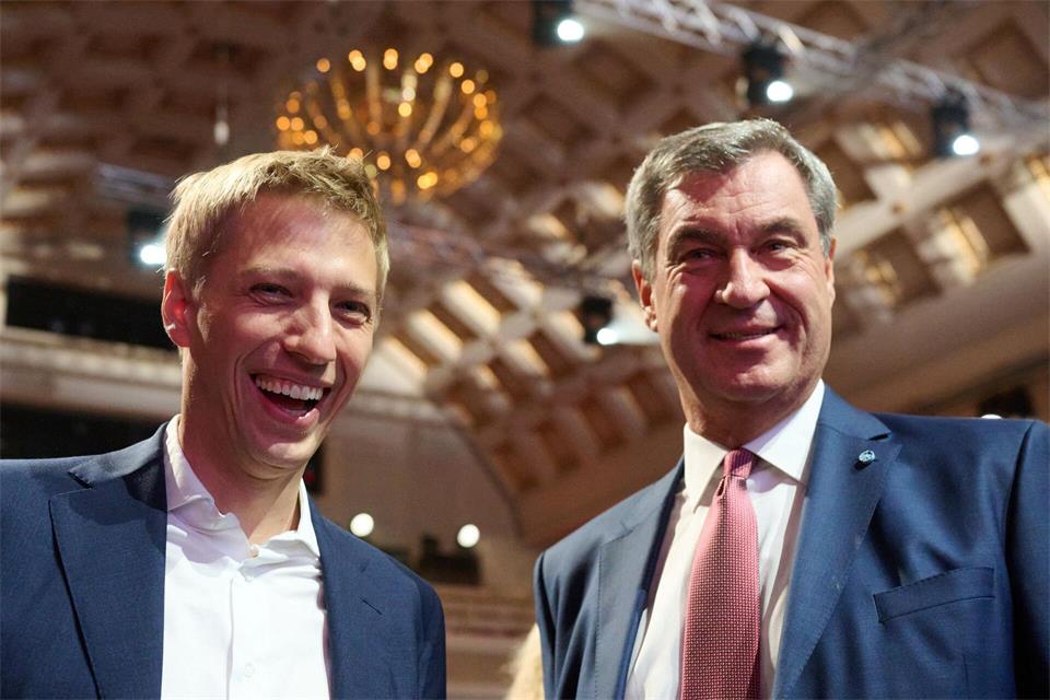 Bayerns Ministerpräsident Markus Söder und Münchens Oberbürgermeister Dominik Krause freuen sich über den Zuschlag für München.Marijan Murat/dpa