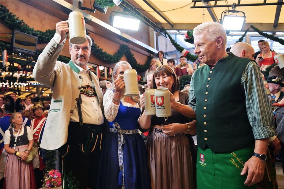 190. Oktoberfest: „Gegen die Krisen der Welt“ Bayerns Ministerpräsident Söder (l.) und Münchens OB Reiter (r.) stoßen mit ihren Ehefrauen auf eine friedliche Wiesn an.Peter Kneffel/dpa