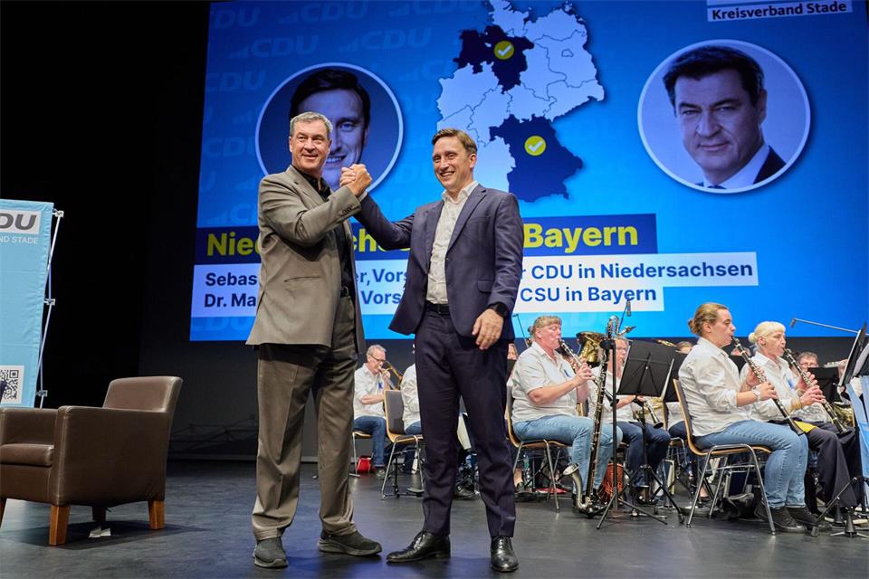 Bayerns Ministerpräsident und CSU-Chef Markus Söder (l) unterstützt Niedersachsens CDU vor der Kommunalwahl. Georg Wendt/dpa