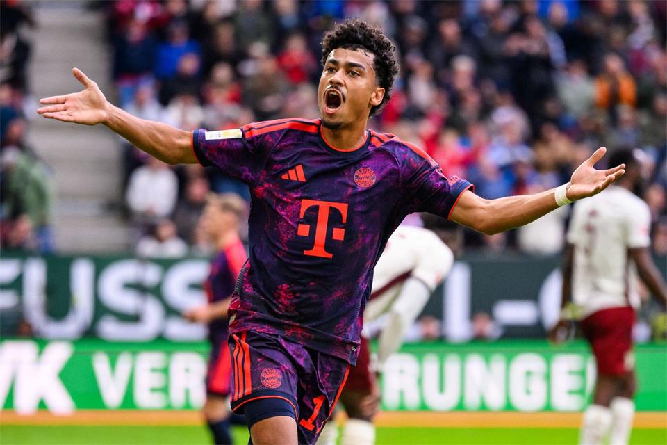Bayerns Nationalspieler Nathaniel Brown jubelt über das Tor zum 2:2 in Augsburg.Tom Weller/dpa