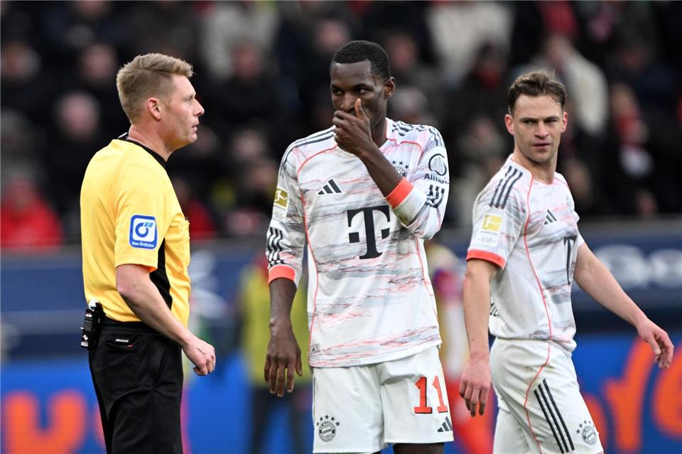 Bayerns Nicolas Jackson sah in Leverkusen nach Videoüberprüfung die Rote Karte.Federico Gambarini/dpa