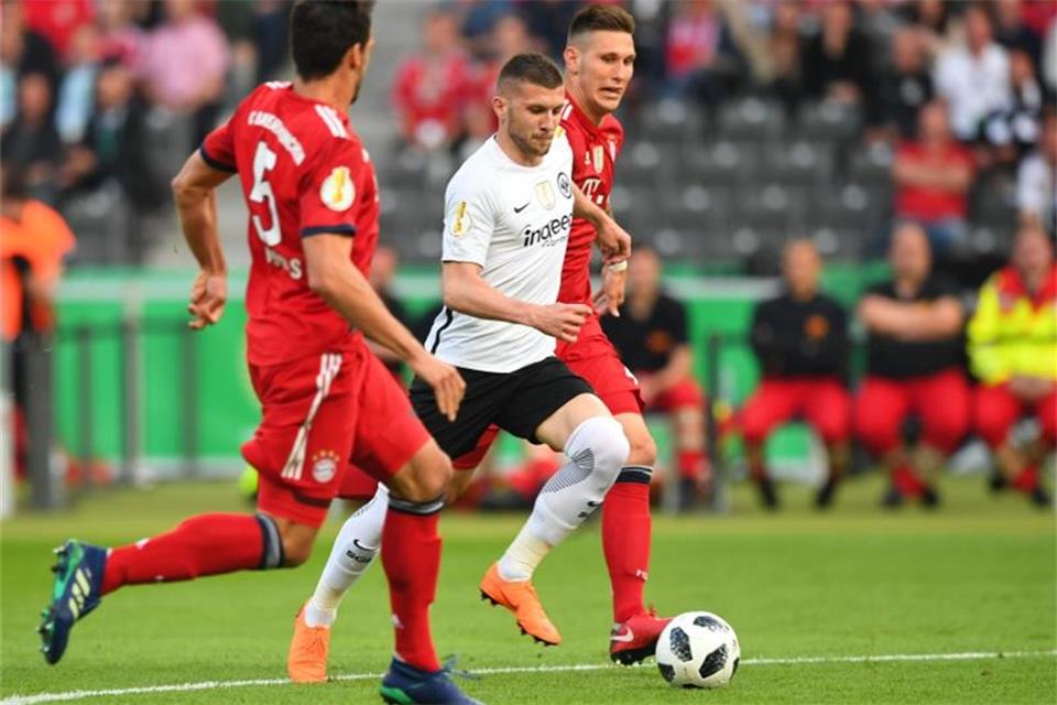 Bayerns Niklas Süle (r) und Mats Hummel setzten den Frankfurter Ante Rebic (M) unter Druck. Foto: Soeren Stache
