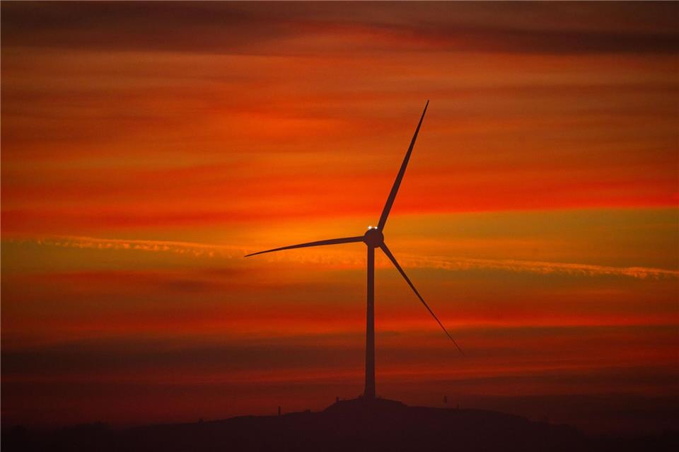 Bayerns Regierung fordert mehr Windräder in Süddeutschland. (Archivbild)Peter Kneffel/dpa