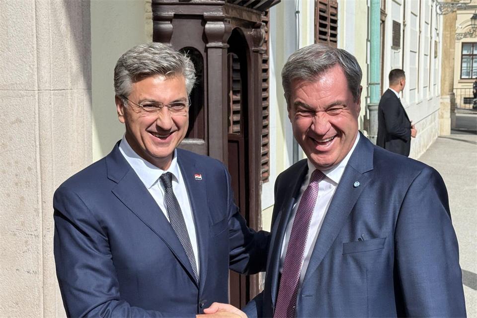 Bayerns Regierungschef Söder (rechts) traf in Kroatien Premier Andrej Plenkovic.Christoph Trost/dpa