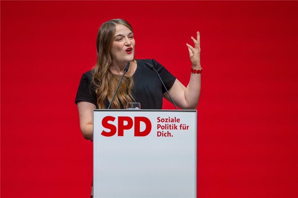 Bayerns SPD-Chefin Ronja Endres spricht von einem Frontalangriff auf Beschäftigte und Versicherte. (Archivbild)Armin Weigel/dpa