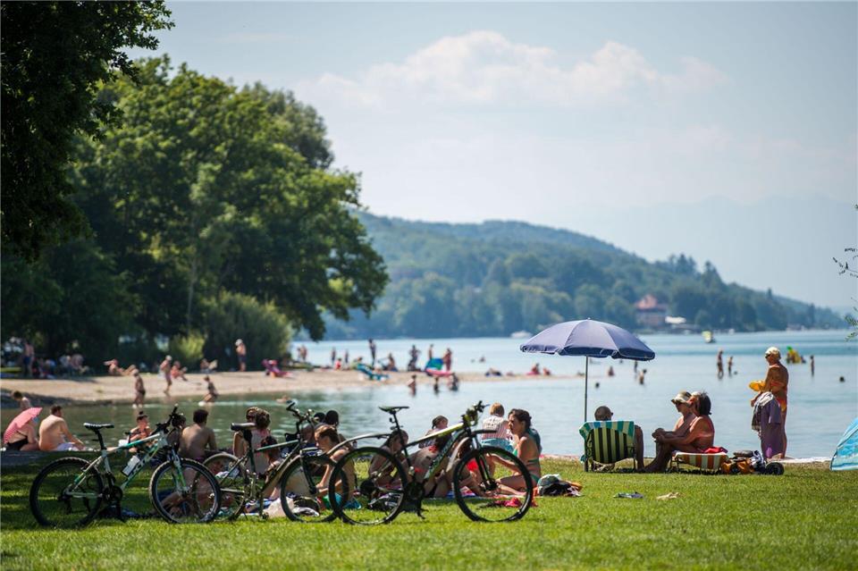 Bayerns Seen - hier der Starnberger See - sind beliebt bei Badegästen. Doch man sollte auch auf die dort lebenden Tiere Rücksicht nehmen, mahnt der Bund Naturschutz.Lino Mirgeler/dpa