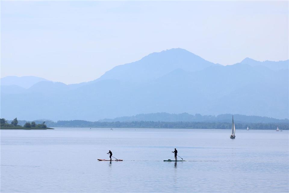 Bayerns Seen und Flüsse sind nicht nur bei Urlaubern sehr beliebt - auch zur Energiegewinnung können sie einen wichtigen Beitrag leisten. Neben der Wasserkraft bietet sich vielerorts im Land auch die sogenannte Gewässerthermie an. (Illustration)Karl-Josef Hildenbrand/dpa
