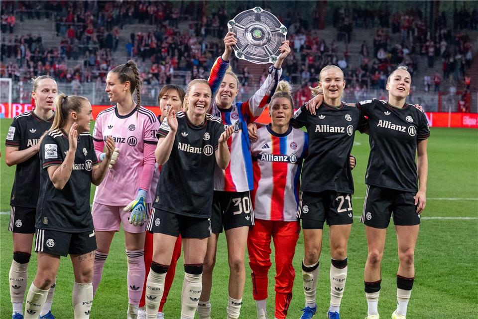 Bayerns Spielerinnen jubeln nach Spielende gegen den 1. FC Union Berlin mit der Nachbildung einer Meisterschale über den Sieg.Soeren Stache/dpa