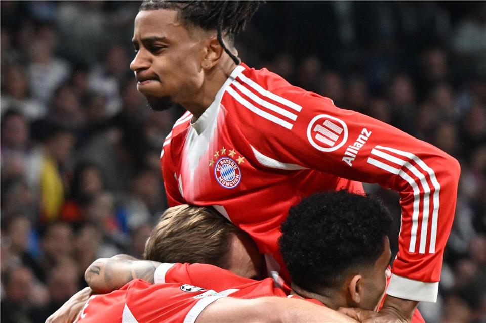 Bayerns Trumpf: Der 100-Tore-Sturm mit Harry Kane (l), Luis Díaz (r) und Michael Olise (oben) vereint beim Jubel. (Archivbild)Peter Kneffel/dpa
