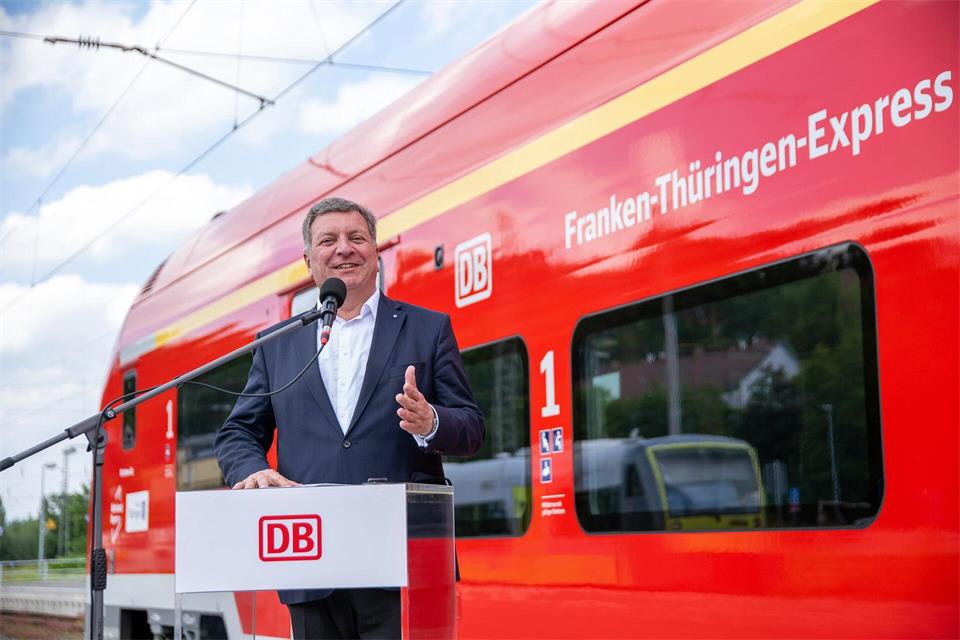 Bayerns Verkehrsminister Christian Bernreiter ist aktuell der Vorsitzende der Verkehrsministerkonferenz von Bund und Ländern. (Archivbild)Pia Bayer/dpa