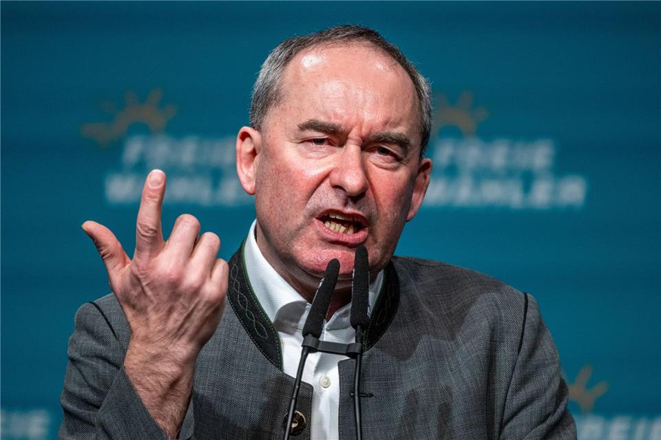 Bayerns Wirtschaftsminister Hubert Aiwanger (Freie Wähler) fordert das Ende der CO2-Steuer. (Archivbild)Armin Weigel/dpa