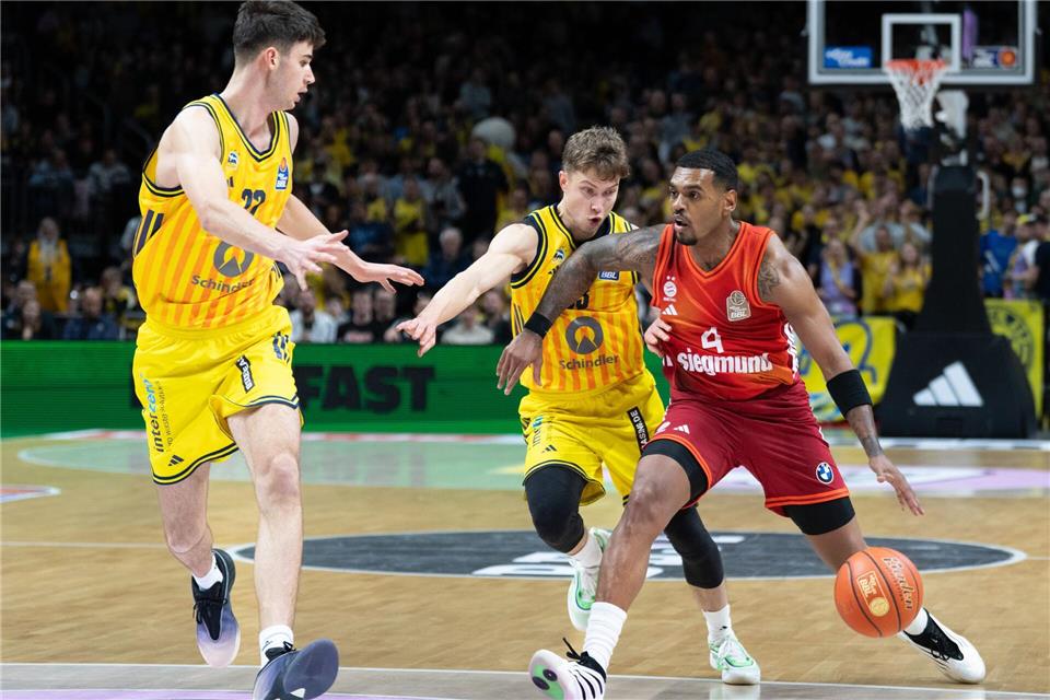 Alba Berlin gelingt Überraschung gegen Bayern München  Bayerns Xavier Rathan-Mayes im Duell mit gleich zwei BerlinernSoeren Stache/dpa