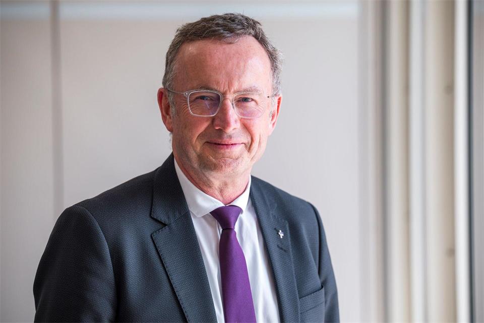 Bayerns evangelischer Landesbischof Christian Kopp wird am Reformationstag in Kitzingen predigen. (Archivbild)Daniel Vogl/dpa