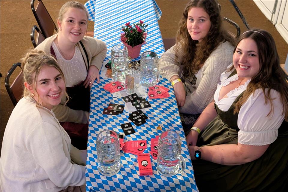 Bayrische Tracht geht auch im April dachten sich unter anderem diese vier Besucherinnen.