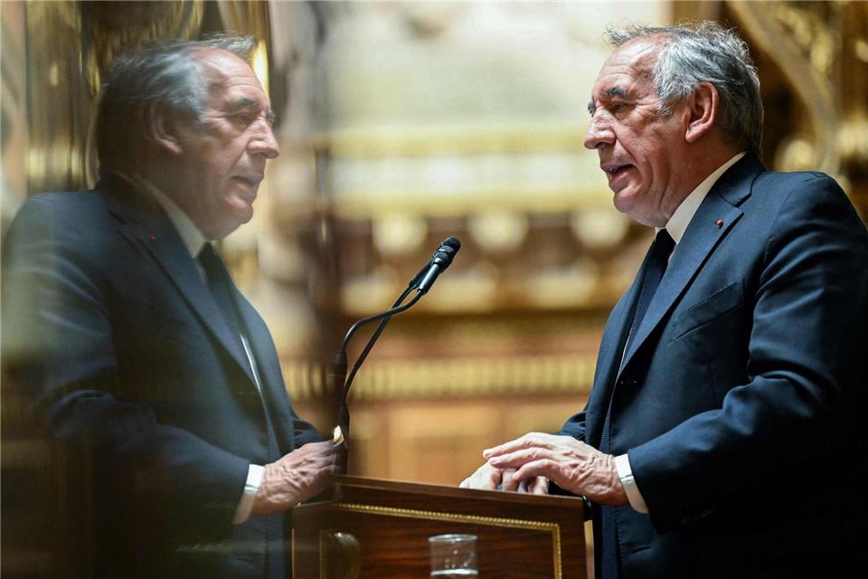 Frankreichs Premier Bayrou übersteht Misstrauensvotum Bayrous Kabinett hat keine eigene Mehrheit im Parlament.Bertrand Guay/AFP/dpa