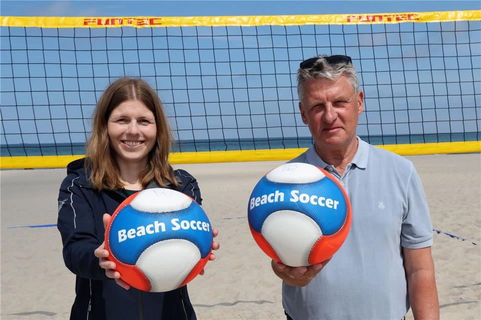 Beachsoccer ist nur eines von vielen Angeboten am Warnemünder Strand.Bernd Wüstneck/dpa