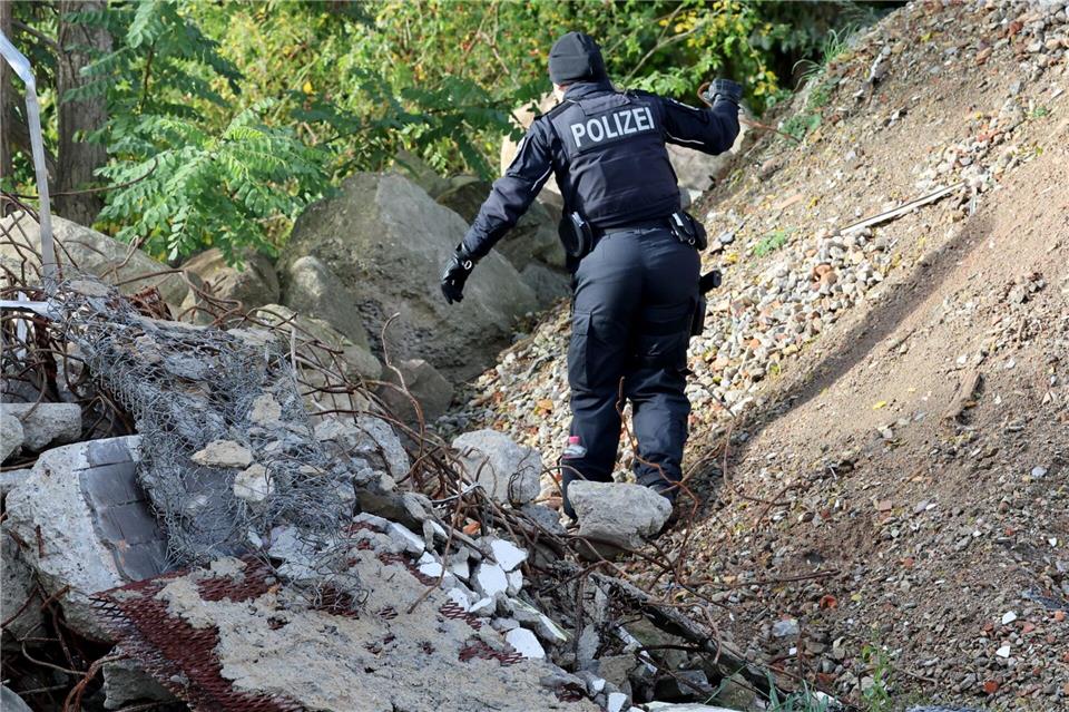 „Nadel im Heuhaufen“ - Achtjähriger Fabian weiter vermisst Beamte der Bereitschaftspolizei suchten am Montag unter anderem in einem Gewerbegebiet und angrenzenden verlassenen Gebäuden.Bernd Wüstneck/dpa