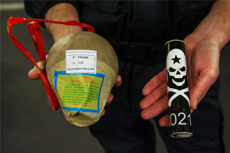 Beamte der Bundespolizei haben in diesem Jahr 17 Prozent weniger illegales Feuerwerk an den Grenzen beschlagnahmt. (Symbolbild)Andreas Arnold/dpa