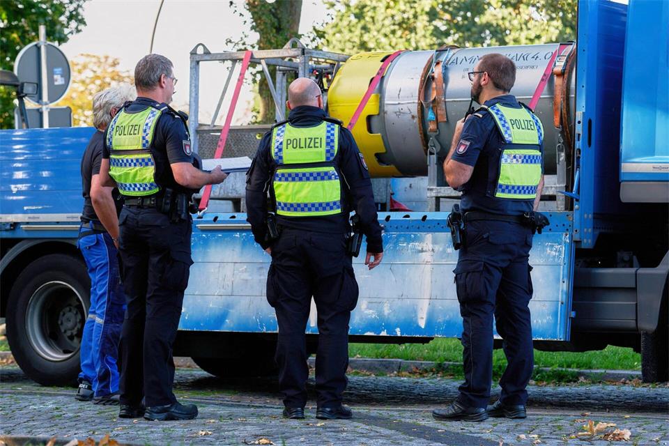 Beamte der Polizei, des Zolls, des Bundesamtes für Logistik und Mobilität (BALM) und der niederländischen Polizei waren im Einsatz.Marcus Golejewski/dpa