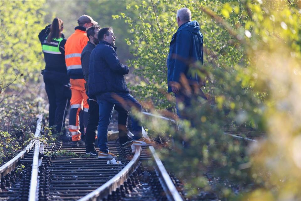 Beamte der Polizei suchen am Tatort nach Spuren.Christoph Reichwein/dpa