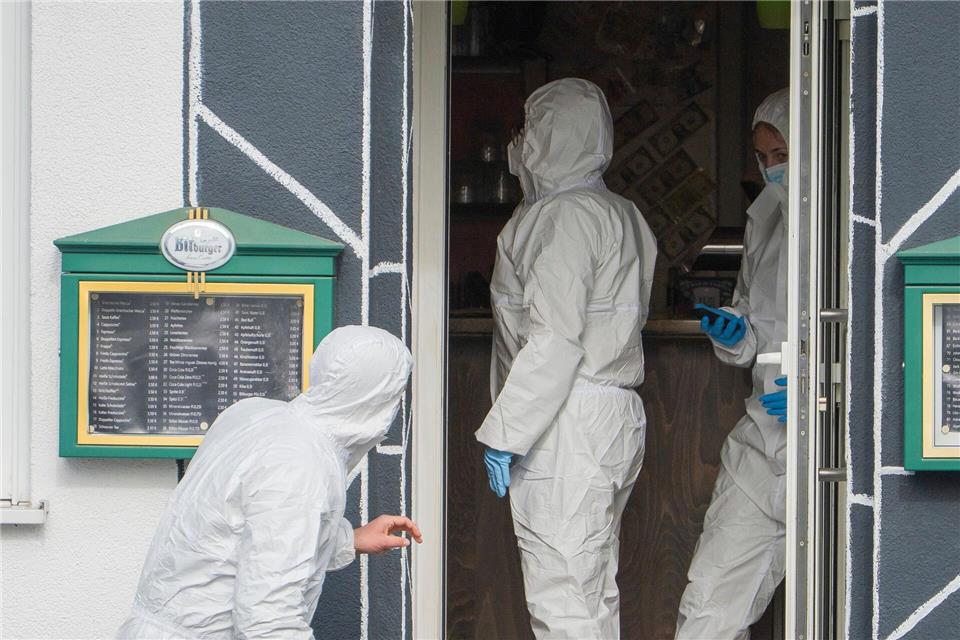 Beamte der Spurensicherung arbeiten in dem Lokal in Raunheim.Andreas Arnold/dpa