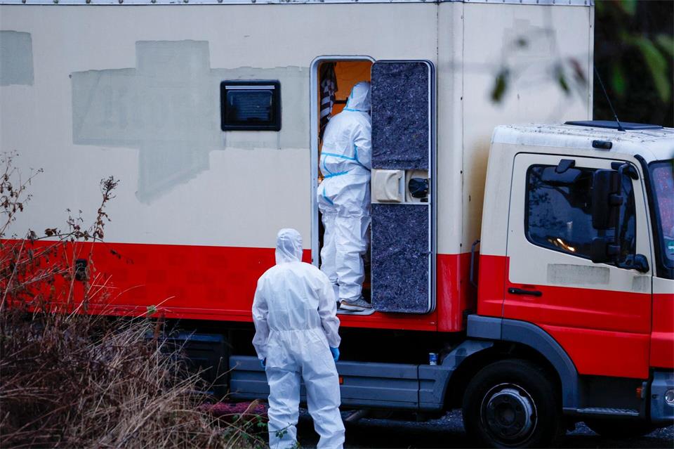Beamte der Spurensicherung sind auf einem Parkplatz in Niederzier im Einsatz und untersuchen den Lastwagen des Verdächtigen nach Spuren. Die Polizei fahndet weiter mit Hochdruck nach einem Mann, der Sabotageaktionen gegen das deutsche Stromnetz verübt haben soll.Thomas Banneyer/dpa