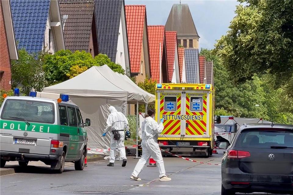 Beamte der Spurensicherung untersuchen den Tatort in Osnabrück.-/tv7news/dpa