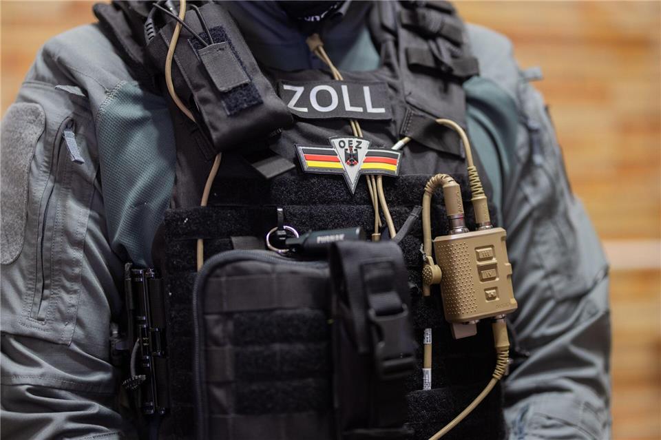 Beamte der Zollkriminalamts nehmen die Beschuldigten fest. (Archivbild)Rolf Vennenbernd/dpa