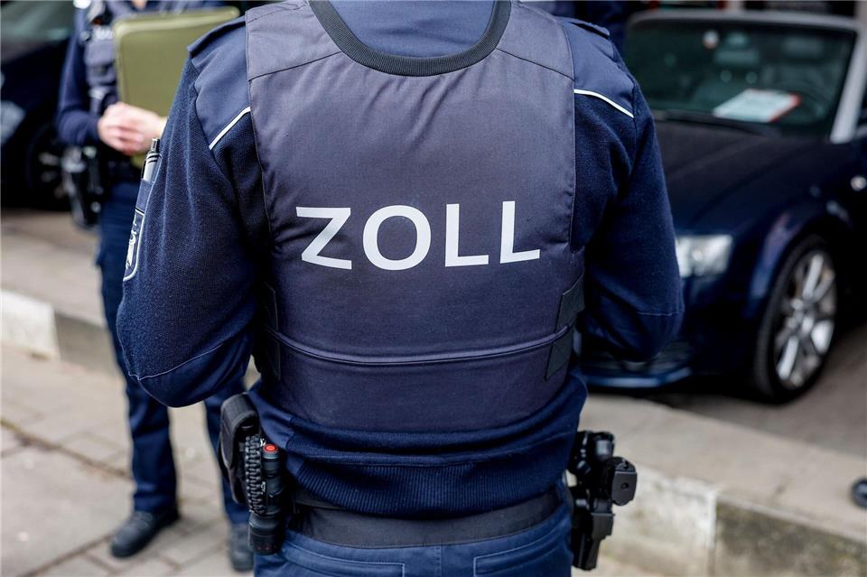 Beamte des Hauptzollamtes wollten auf einer Großbaustelle in Kiel kontrollieren, doch einige Arbeiter flüchteten. (Symbolbild)Axel Heimken/dpa