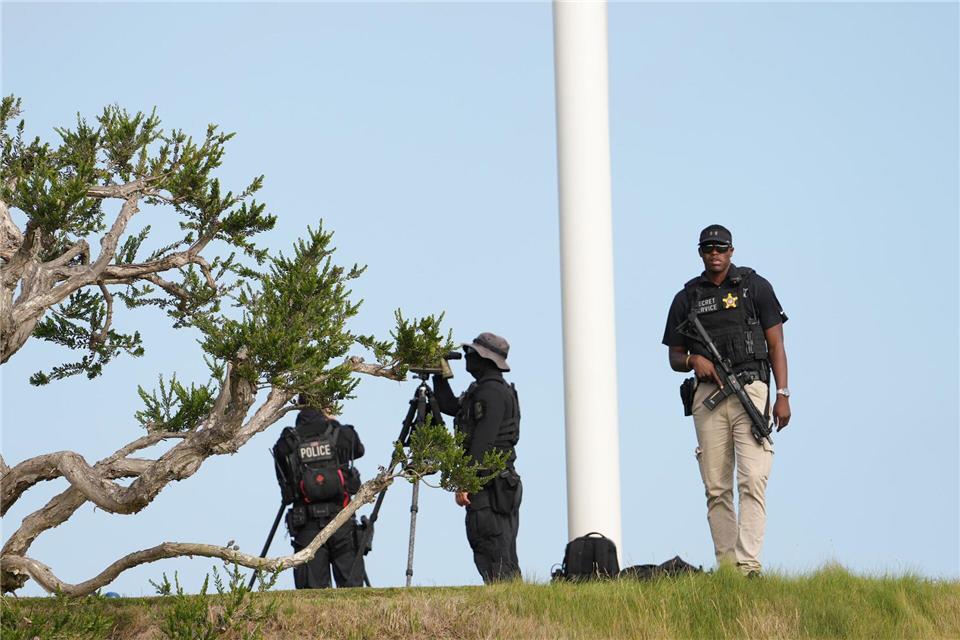 Beamte des Secret Service, der für die Sicherheit des Präsidenten zuständig ist, sichern den Trump National Golf Club im Großraum Los Angeles.Mark Schiefelbein/AP/dpa