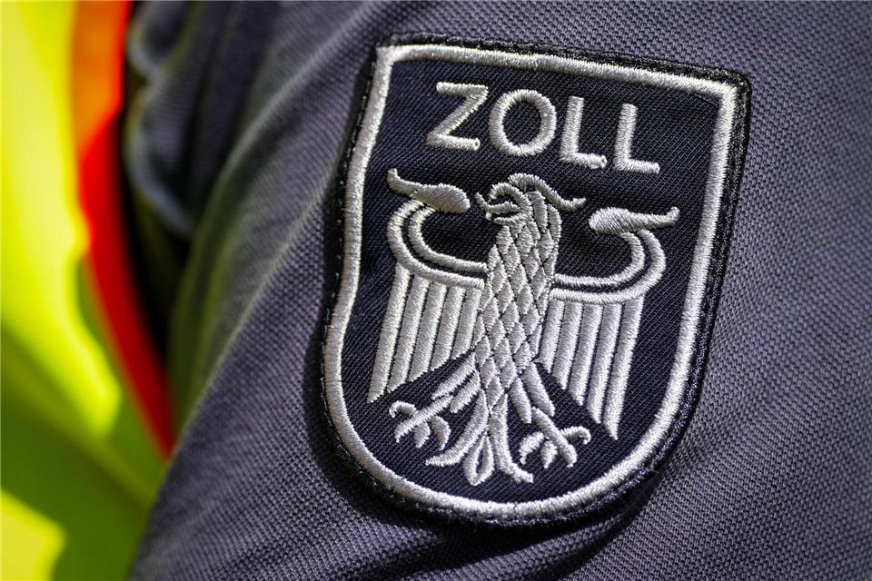 Beamte des Zolls haben hunderte Personenbefragungen durchgeführt. (Symbolbild)Soeren Stache/dpa