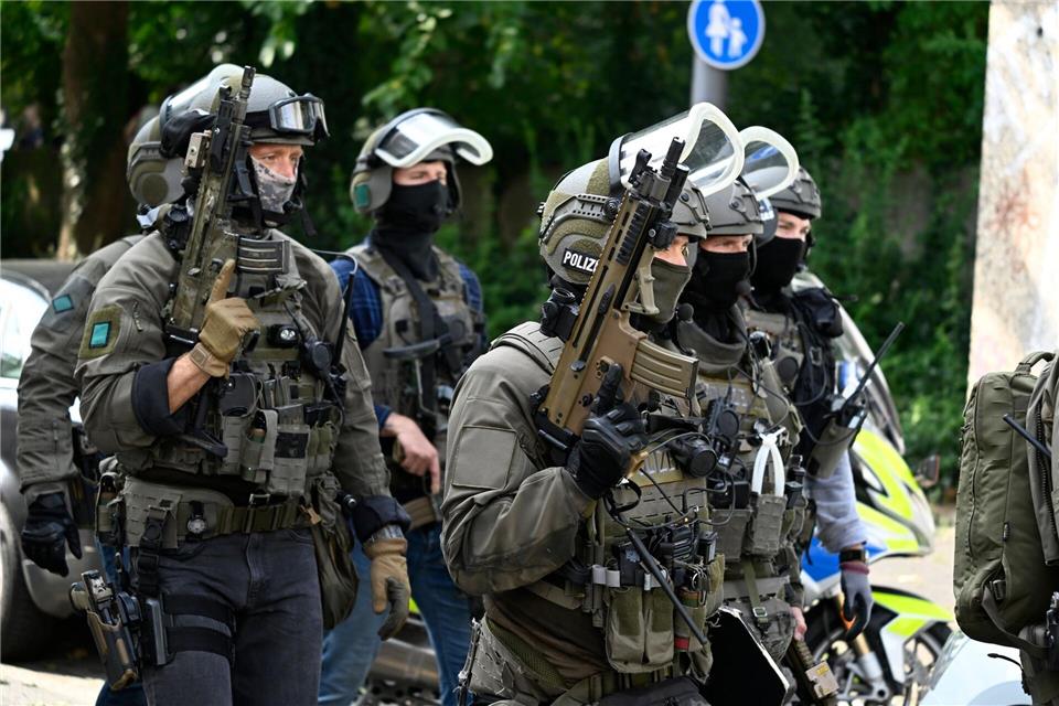 Beamte eines Spezialeinsatzkommandos (SEK) der Polizei (Archivfoto)Roberto Pfeil/dpa