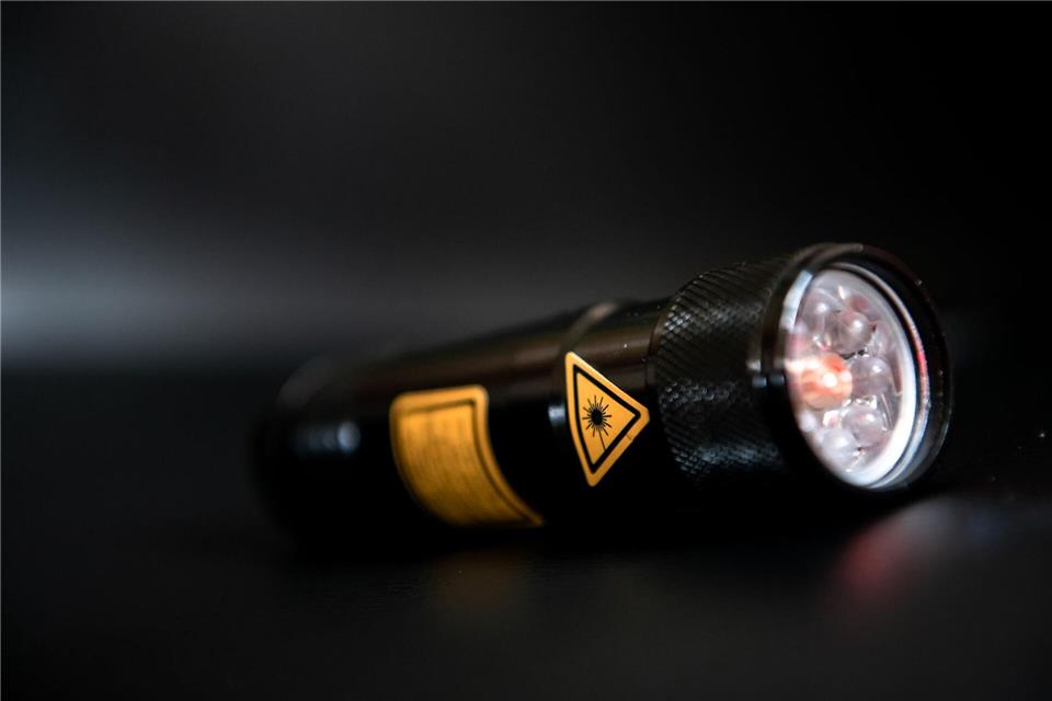 Beamte fanden den Laserpointer im Auto des Mannes. (Symbolbild)Fabian Strauch/dpa