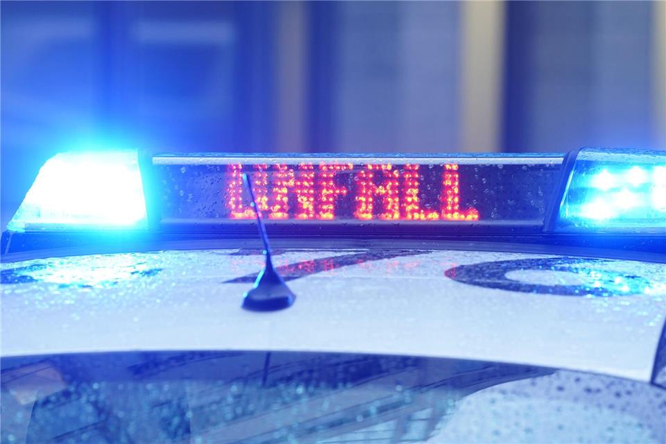 Beamte fanden den Mann letztlich in seiner Wohnung. (Symbolbild)Marcus Brandt/dpa