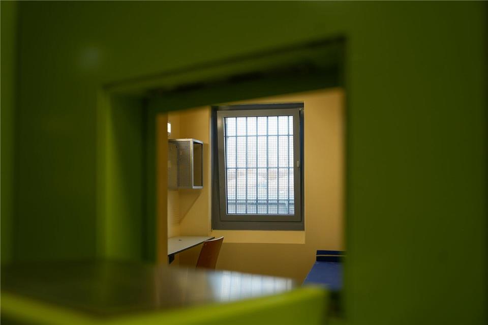 Beamte im Justizvollzug brauchen gute Menschenkenntnis - sie müssen zum Beispiel erkennen können, wenn Gefangene Probleme haben, sie aber nicht äußern.Kirsten Neumann/dpa-tmn