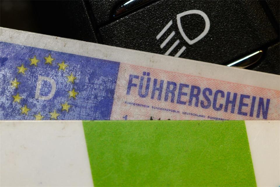 Beamte kassieren noch an der Unfallstelle die Führerscheine der beiden Motorradfahrer. (Symbolbild)Robert Michael/dpa