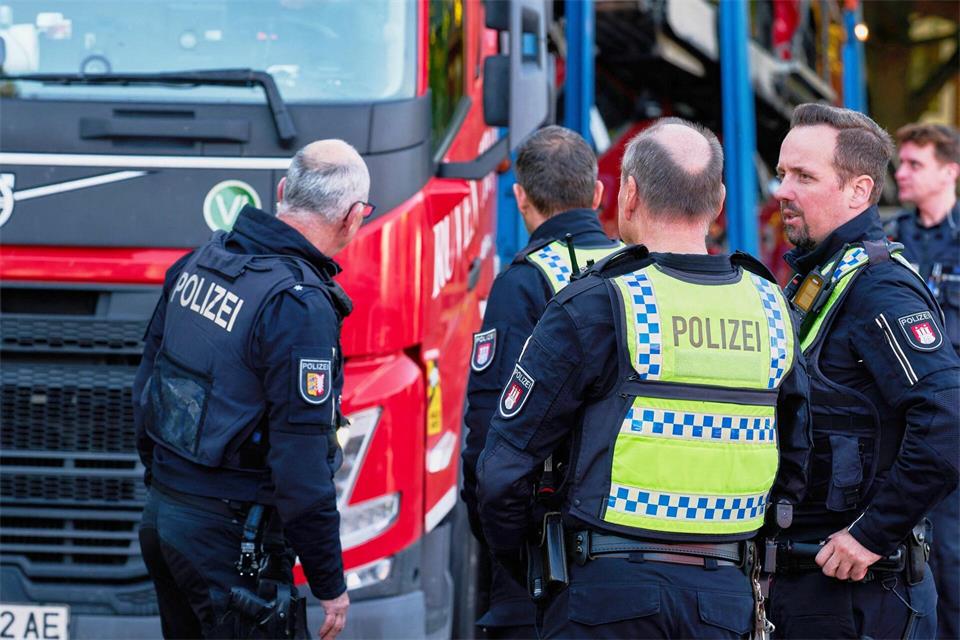 Beamte konrollieren an der Raststätte Stillhorn-Ost einen Lkw.Marcus Golejewski/dpa