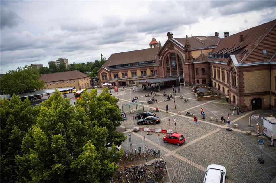 Beamte kontrollierten zufällig einen gesuchten Straftäter am Hauptbahnhof Osnabrück. (Symbolbild)Lino Mirgeler/dpa