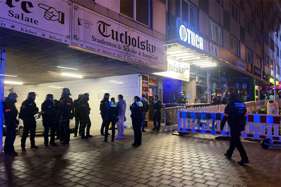 Beamte von Zoll und Polizei durchsuchen in der Nacht eine Kieler Gaststätte.Frank Molter/dpa