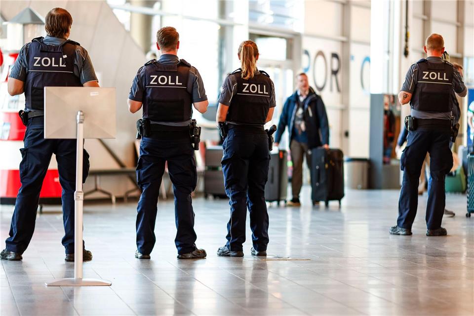 Beamten kontrollieren einzelne Passagiere.Frank Molter/dpa